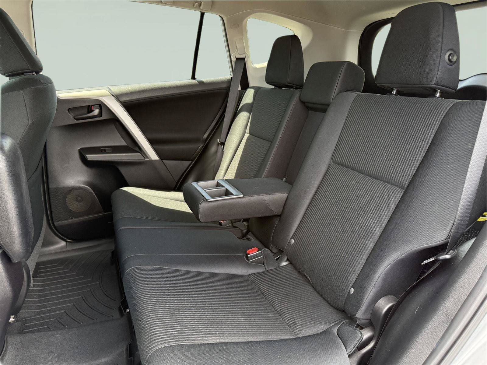 Used 2016 Toyota RAV4 LE AWD/4WD image 19