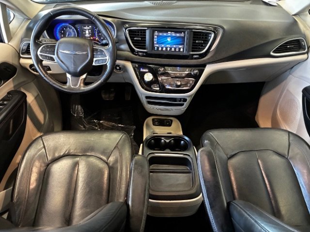 Used 2020 Chrysler Pacifica Touring-L image 3