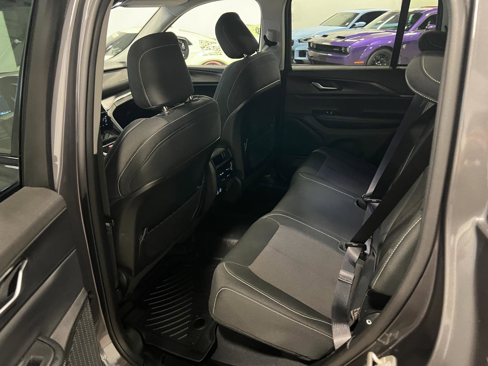 Used 2023 Jeep Grand Cherokee Laredo image 27