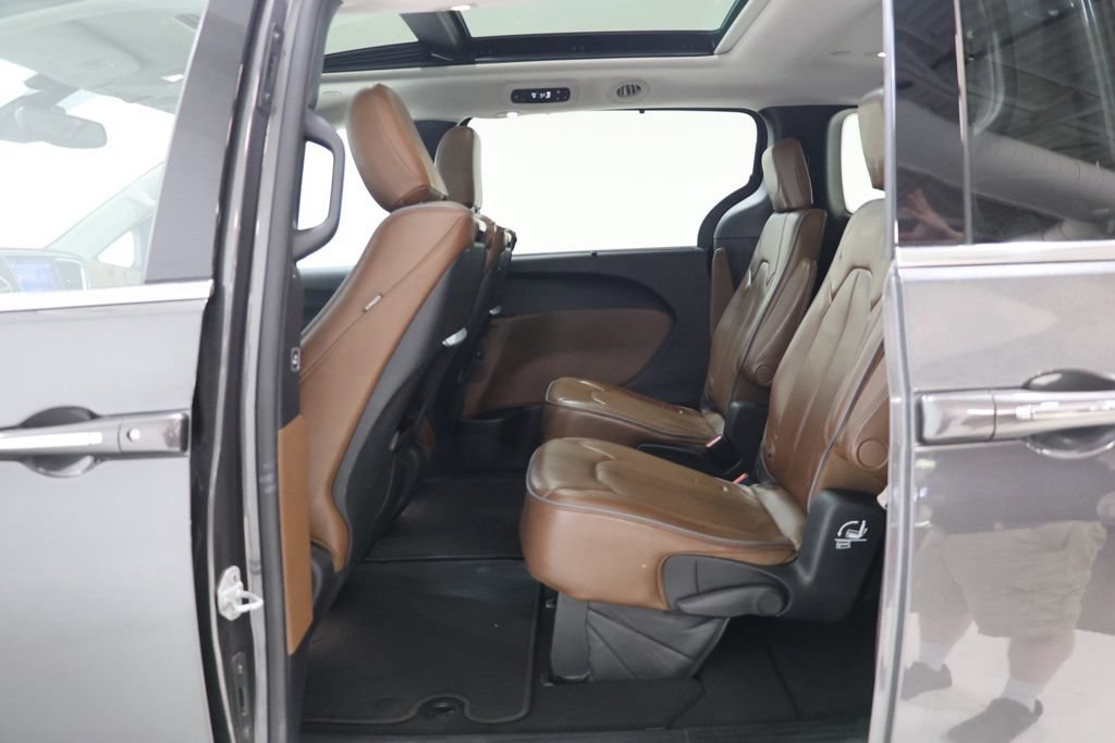 Used 2017 Chrysler Pacifica Limited w/ UConnect Theater Package FWD image 34