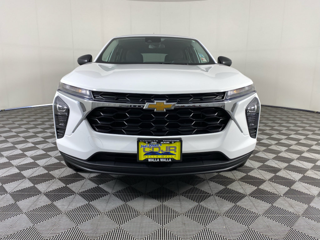 Used 2026 Chevrolet Trax LS FWD image 2