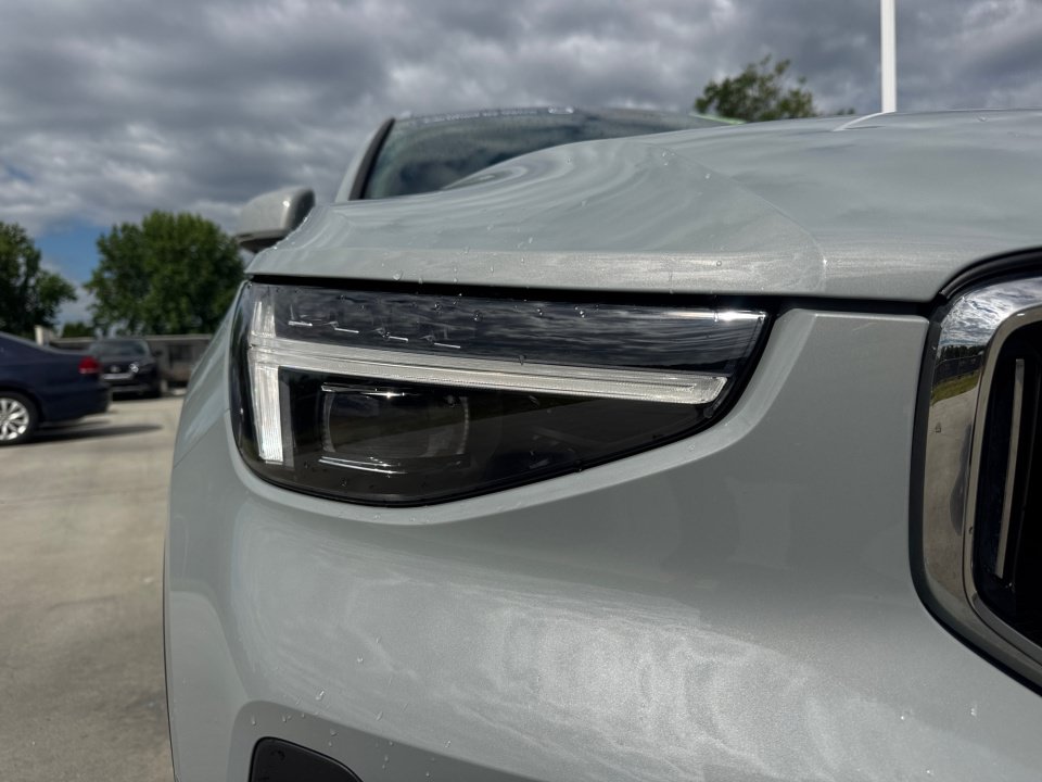 Used 2025 Volvo XC40 B5 Plus AWD/4WD image 24