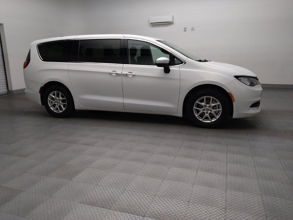 Used 2022 Chrysler Voyager LX image 11