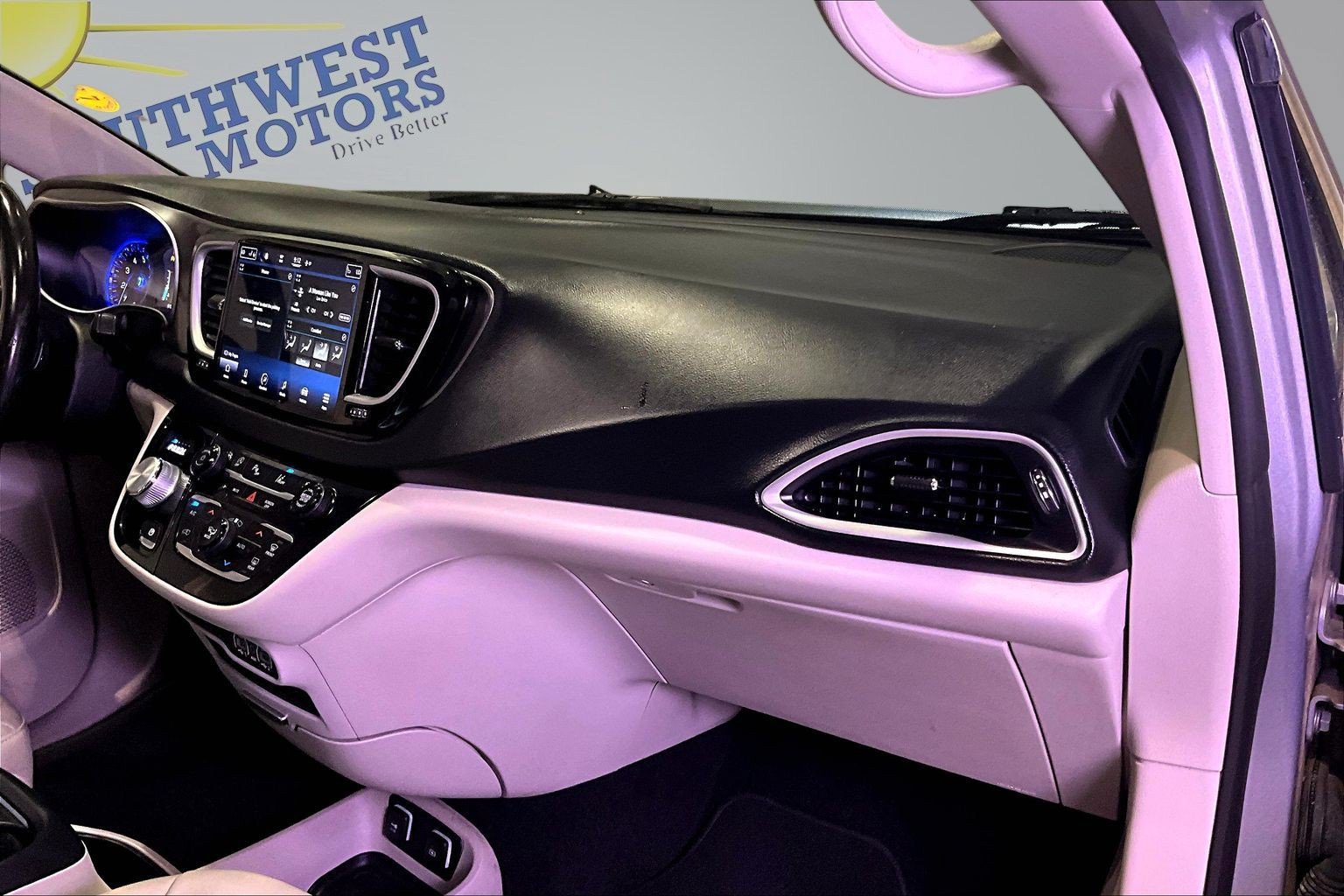 Used 2021 Chrysler Pacifica Touring-L FWD image 27