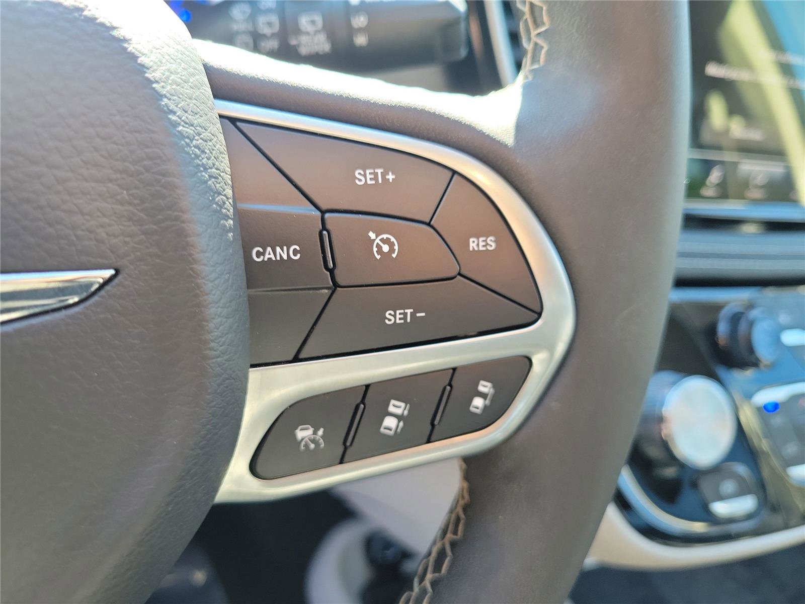 Used 2023 Chrysler Pacifica Touring-L image 23