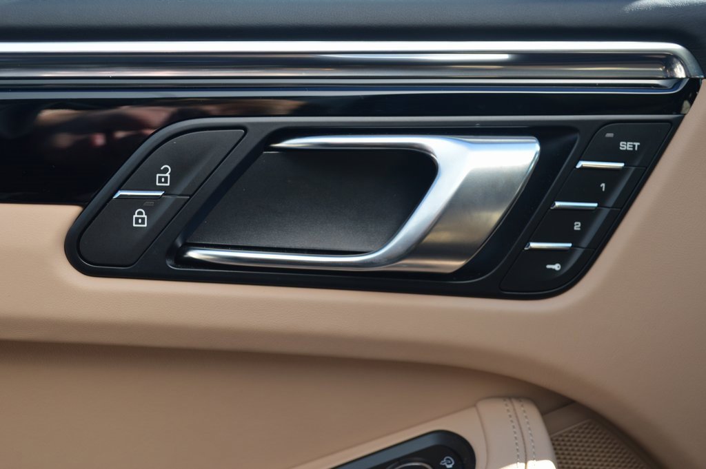 Used 2025 Porsche Macan image 19