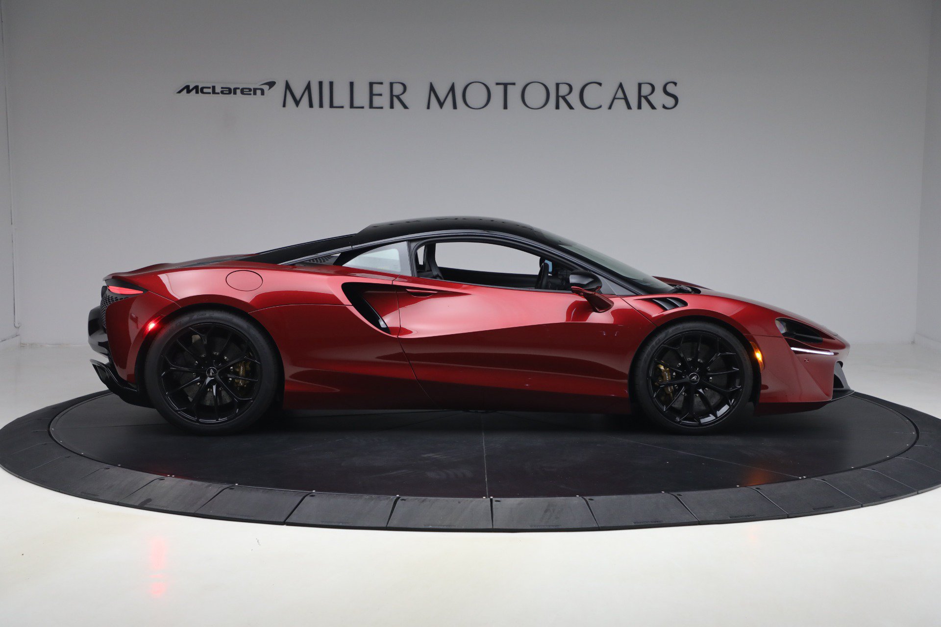 Used 2023 McLaren Artura RWD image 9