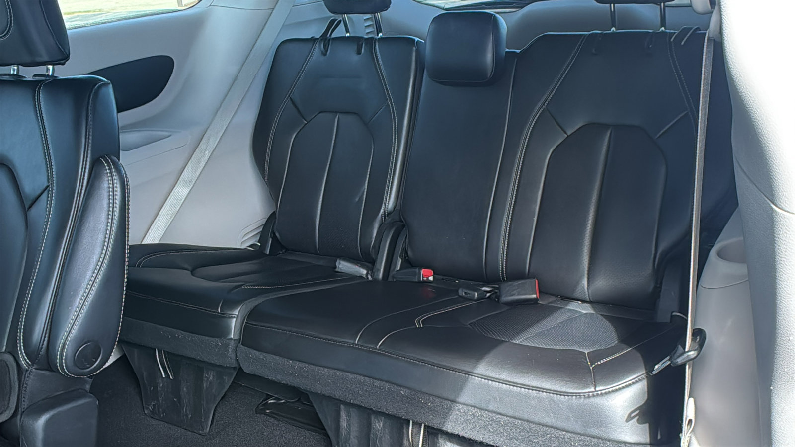 Used 2023 Chrysler Pacifica Touring-L image 16