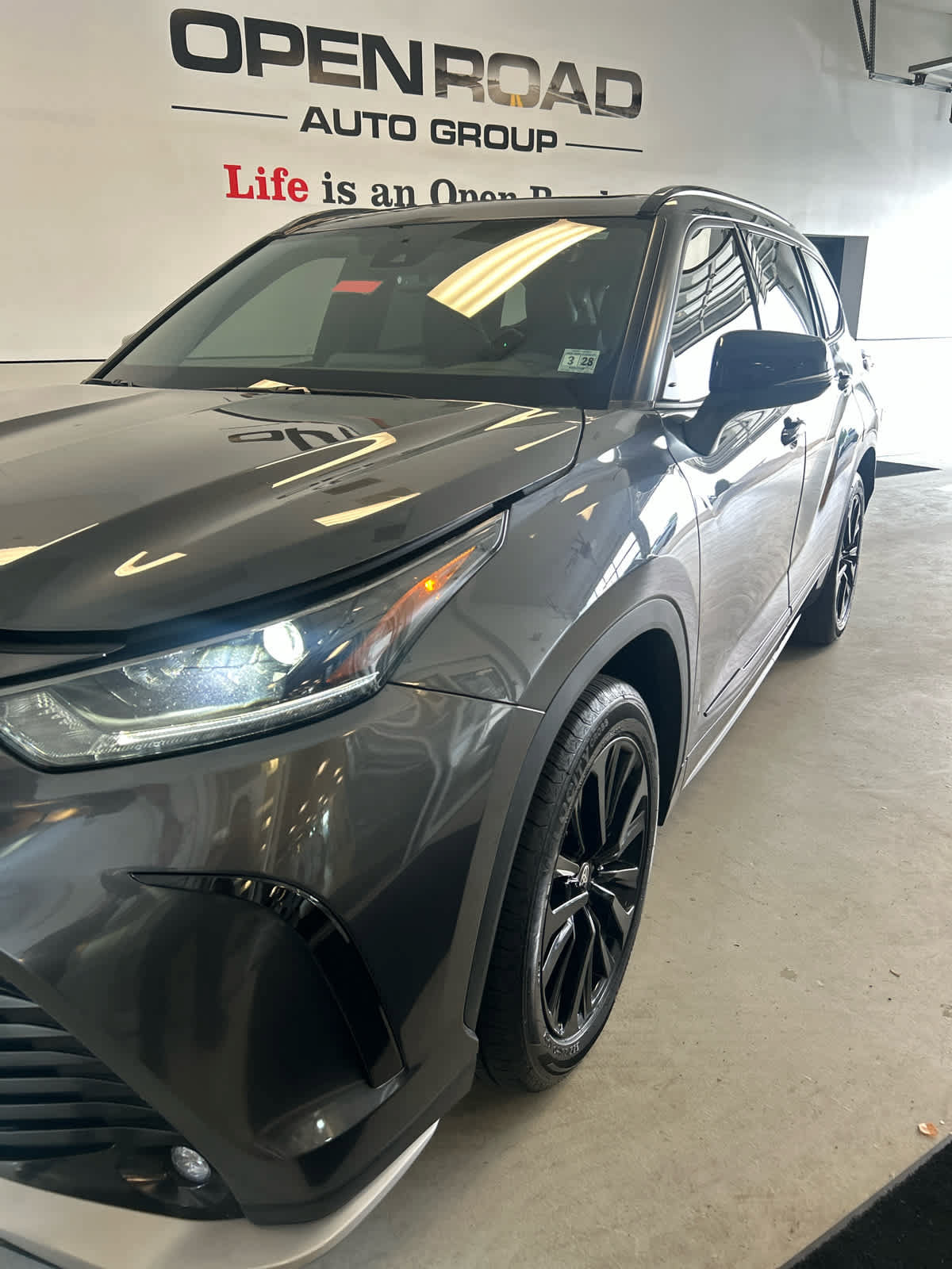 Used 2023 Toyota Highlander XSE AWD/4WD image 2