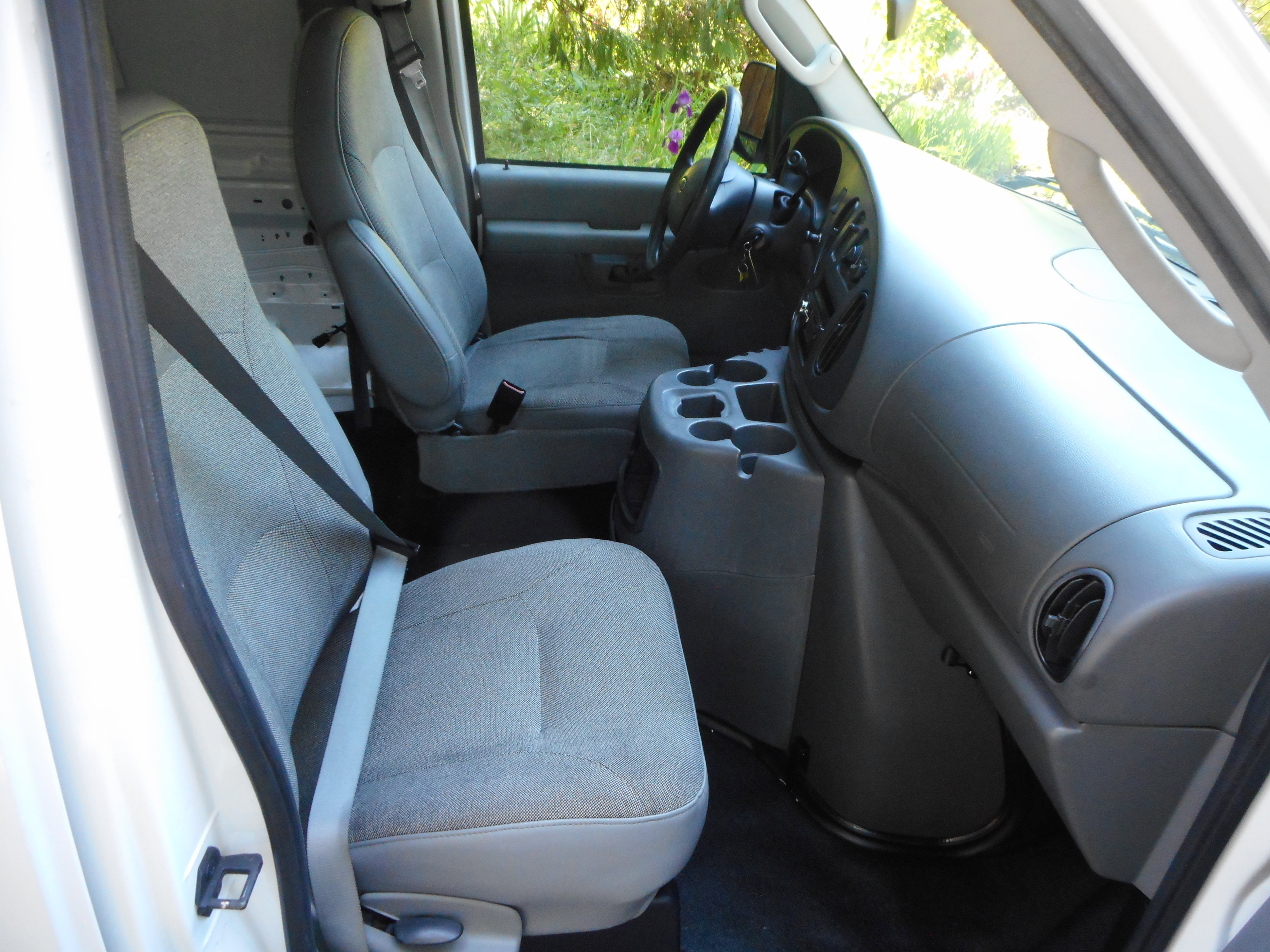 Used 2004 Ford E-350 and Econoline 350 Super Duty RWD image 26