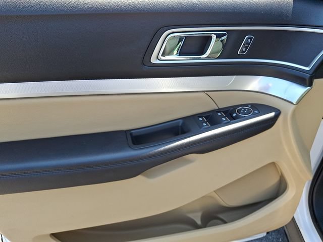 Used 2017 Ford Explorer XLT w/ Equipment Group 202A AWD/4WD image 14