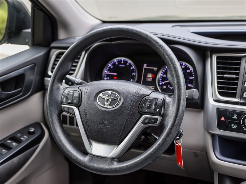 Used 2017 Toyota Highlander LE AWD/4WD image 19