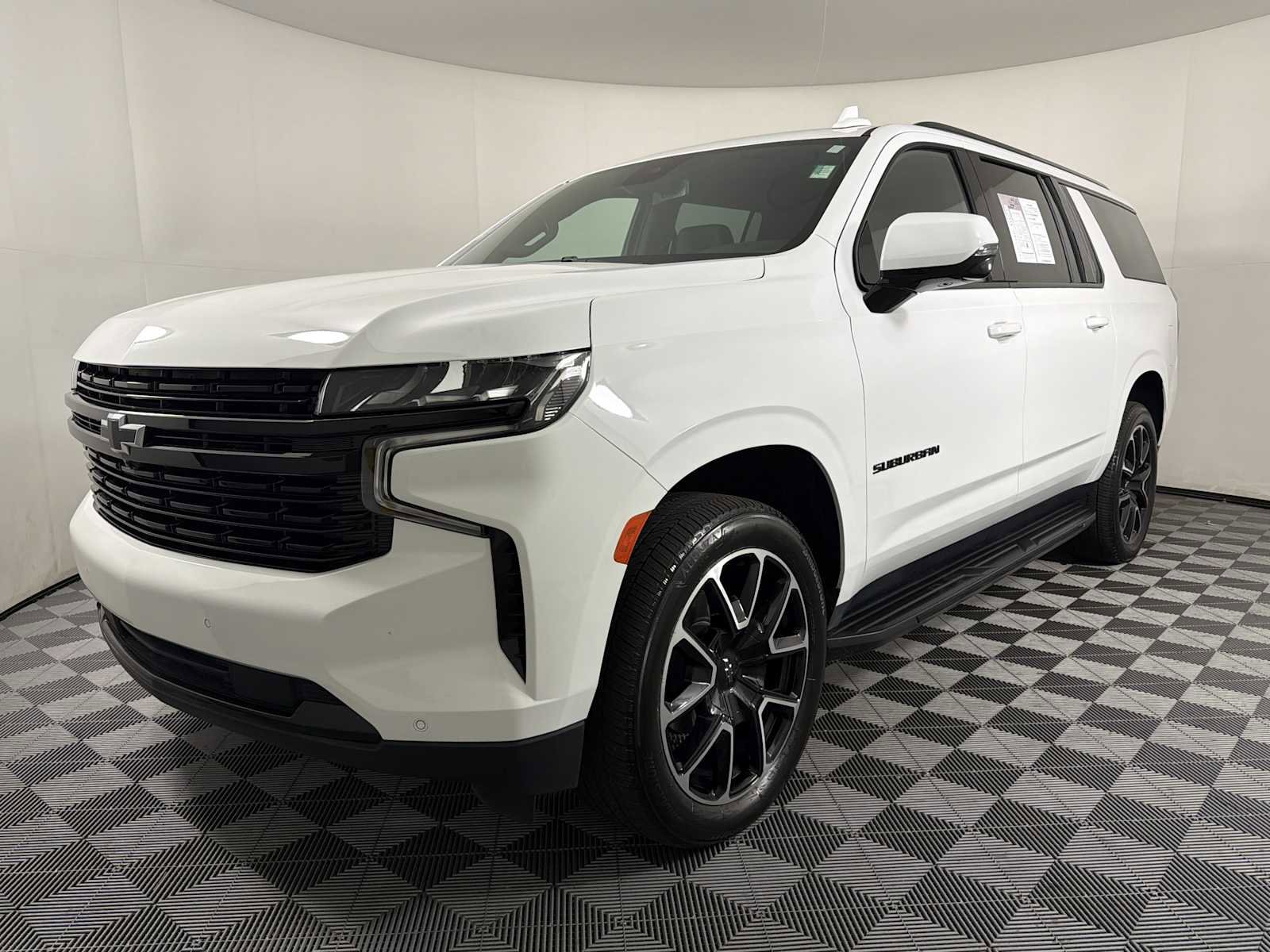 Used 2024 Chevrolet Suburban RST w/ Luxury Package RWD image 3