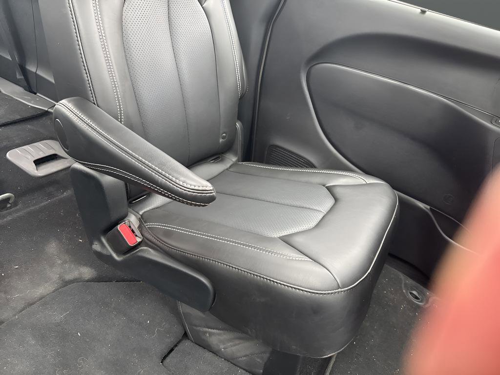 Used 2025 Chrysler Pacifica Select image 24