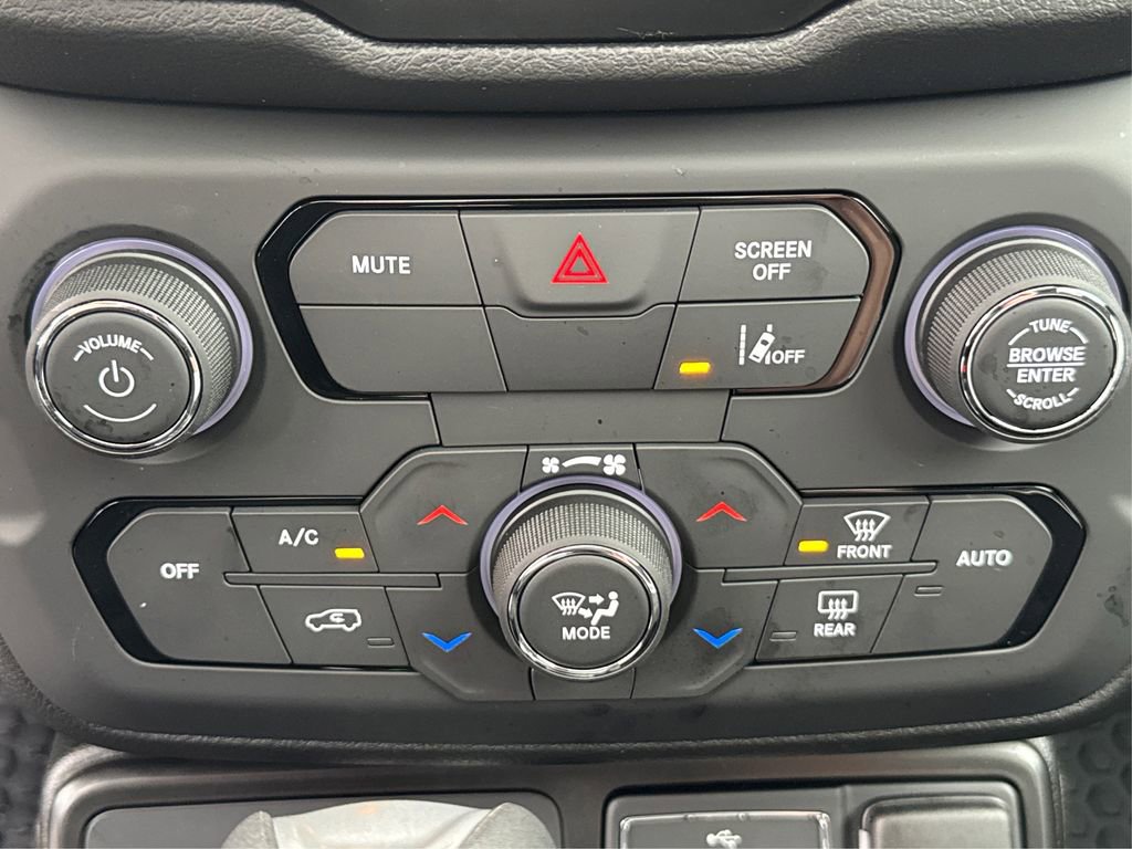 Used 2023 Jeep Renegade Latitude w/ Sun/Sound Group AWD/4WD image 33