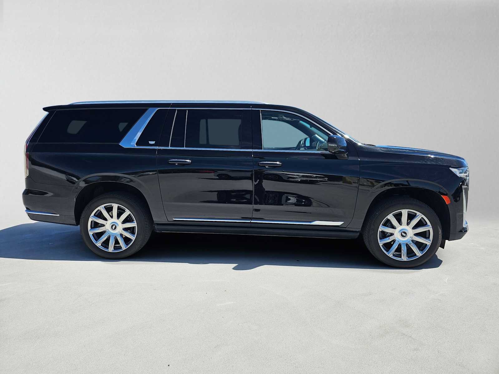 Used 2024 Cadillac Escalade ESV Premium Luxury Platinum AWD/4WD image 2