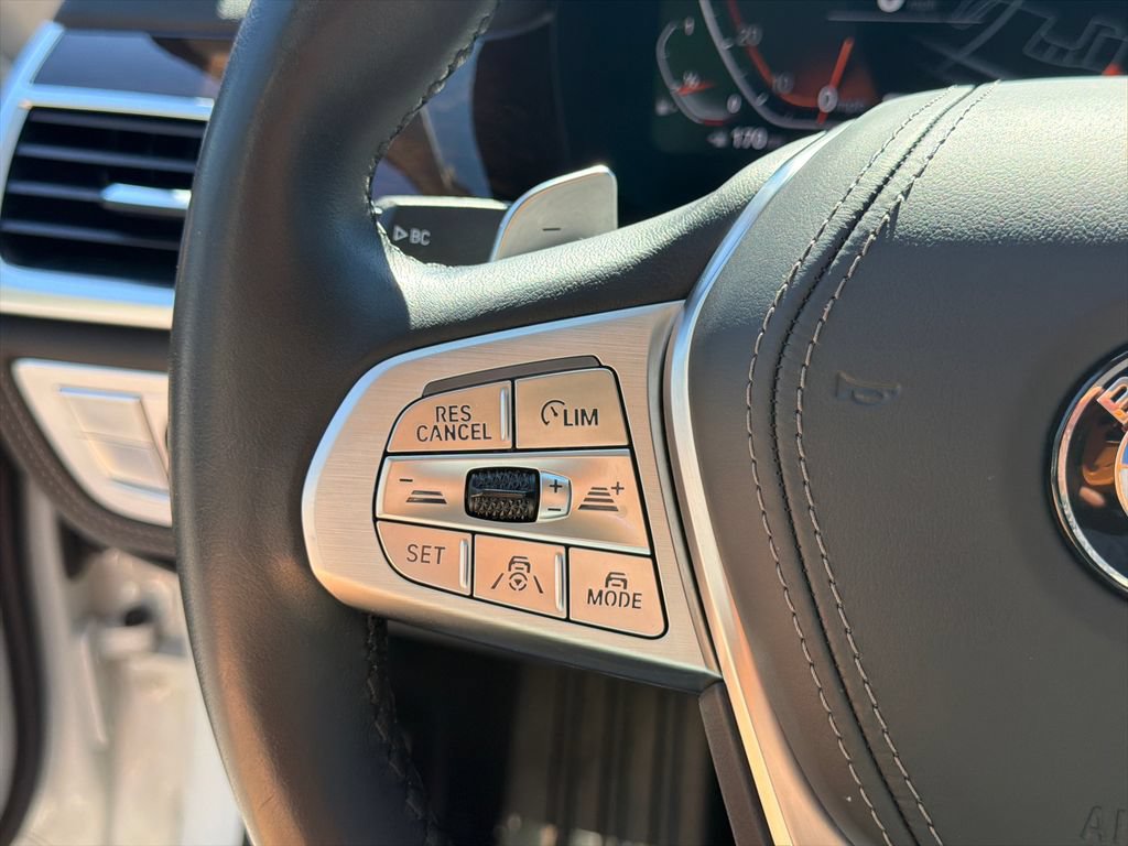 Used 2022 BMW 750i xDrive AWD/4WD image 25