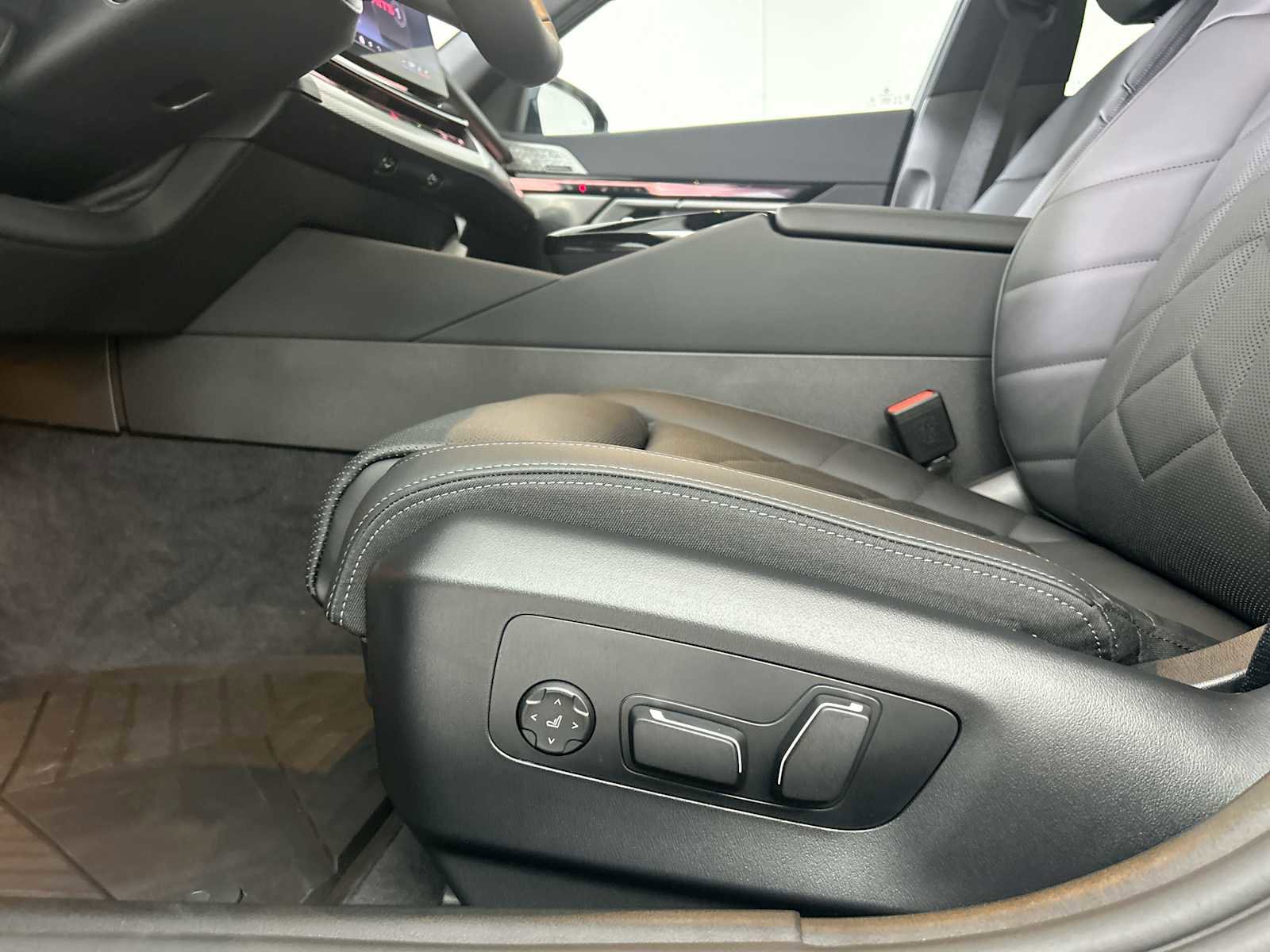 New 2026 BMW 550e xDrive image 14
