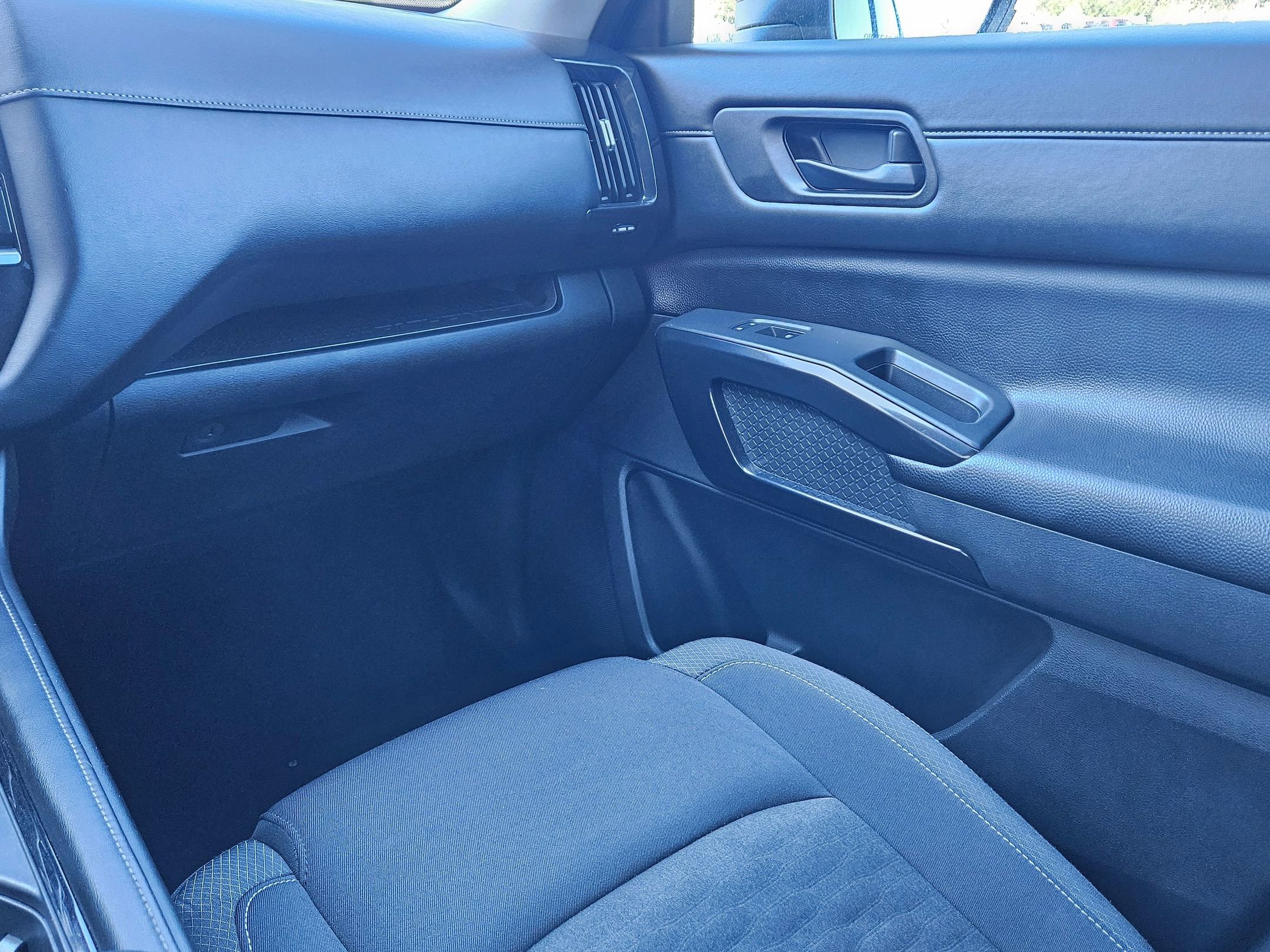 Used 2024 Nissan Pathfinder SV image 11