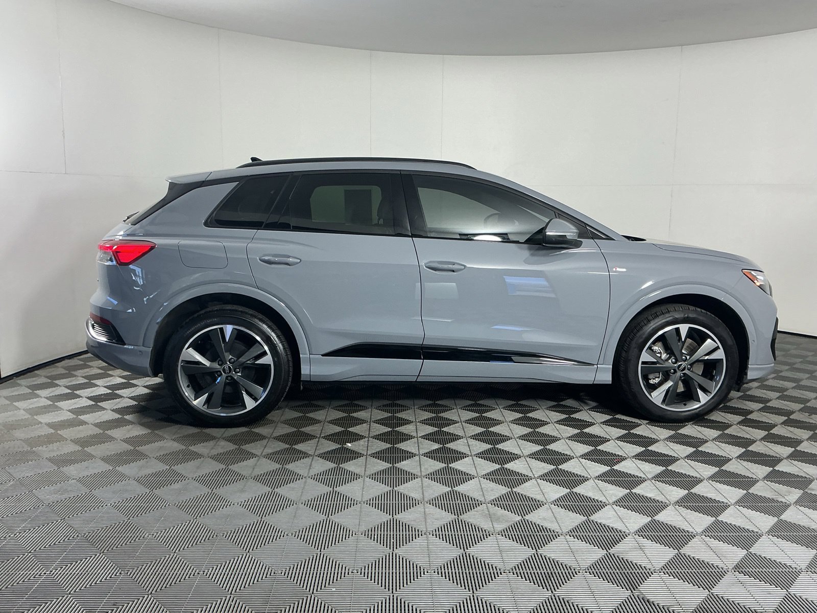 Used 2024 Audi Q4 e-tron Prestige AWD/4WD image 9