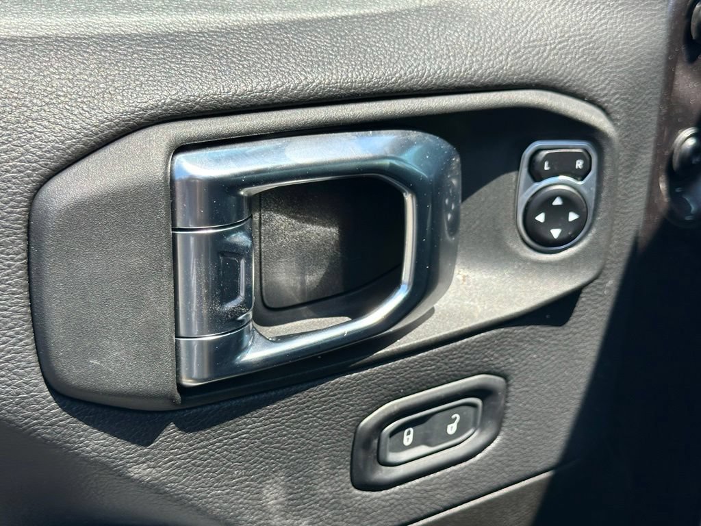 Used 2025 Jeep Wrangler Unlimited Sahara AWD/4WD image 14