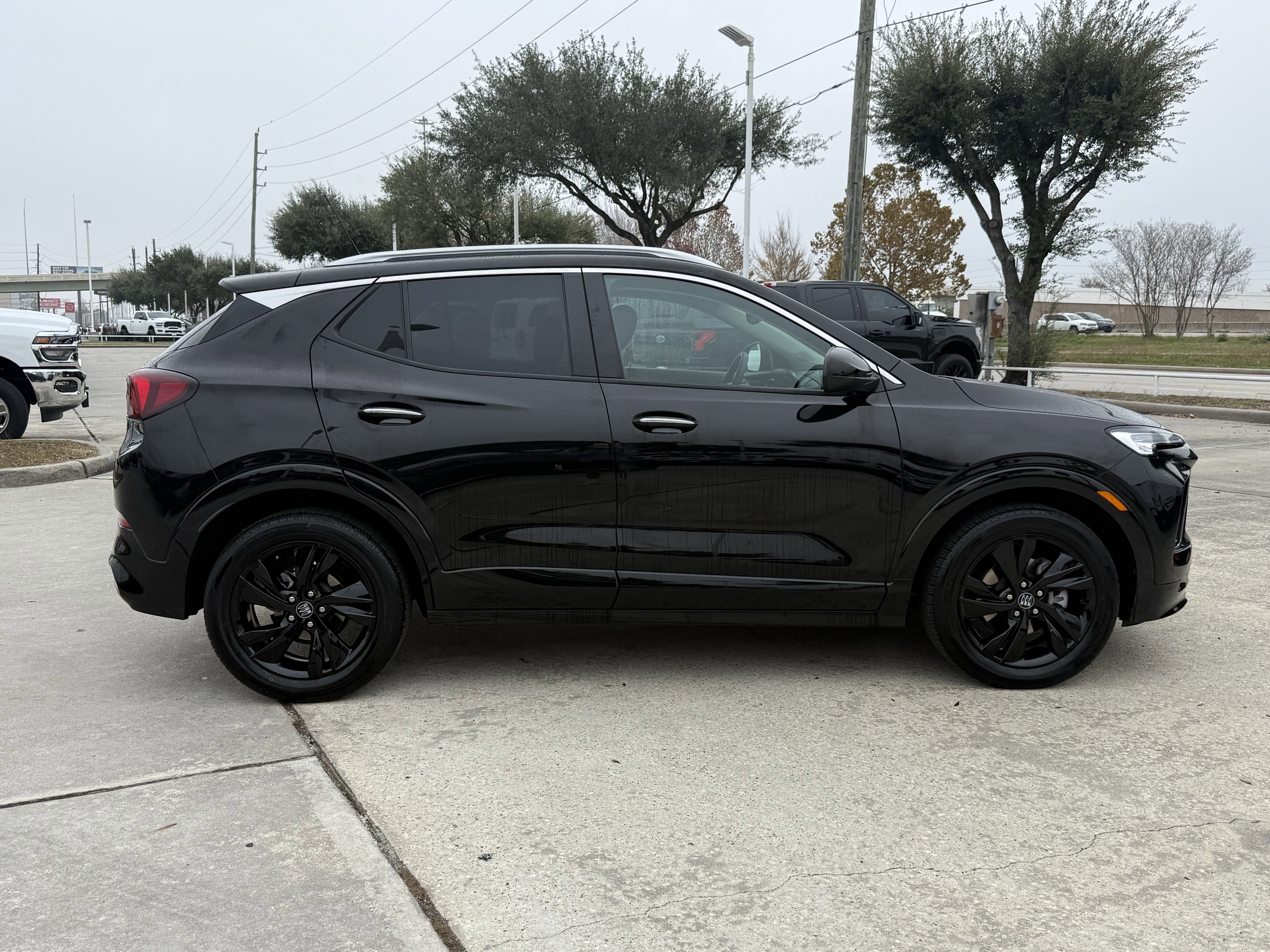 Used 2024 Buick Encore GX Sport Touring image 3