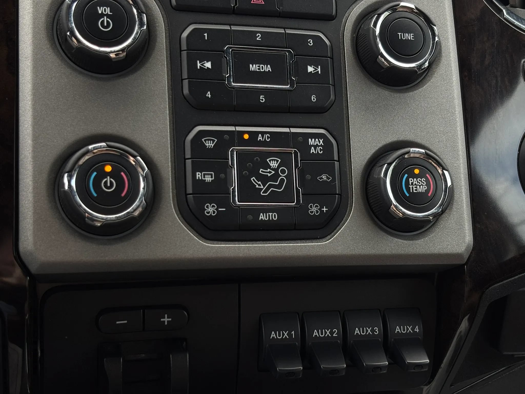 Used 2014 Ford F250 Platinum w/ FX4 Off-Road Package AWD/4WD image 43