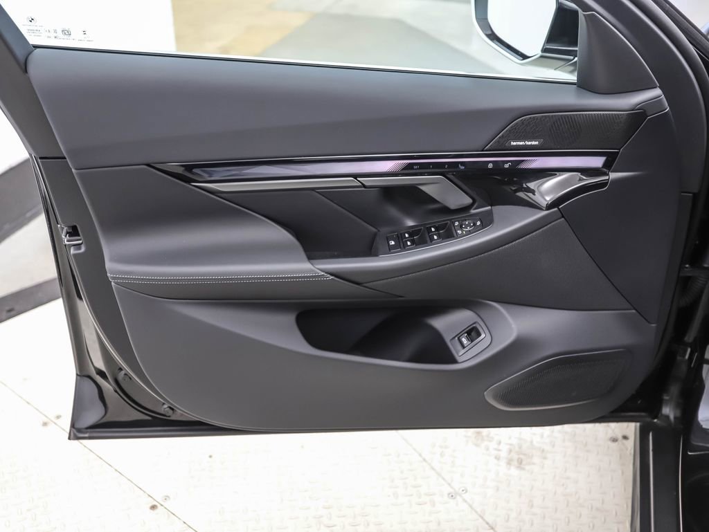 Used 2025 BMW i5 xDrive40 w/ Premium Package image 9