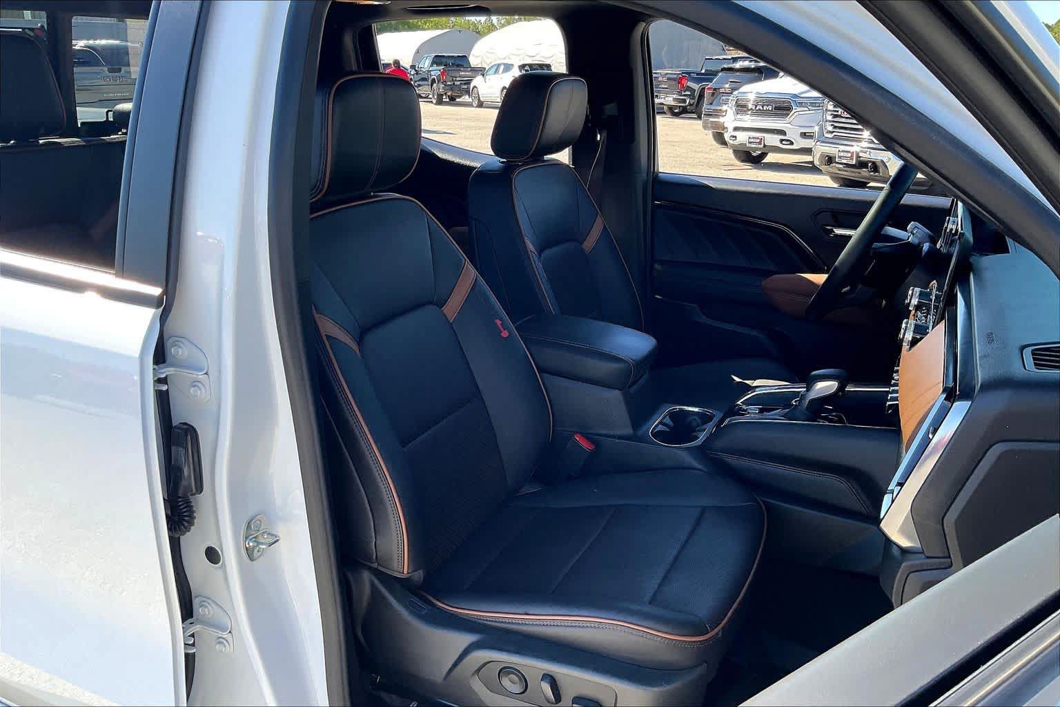 Used 2023 GMC Canyon AT4 w/ AT4 Premium Package AWD/4WD image 9
