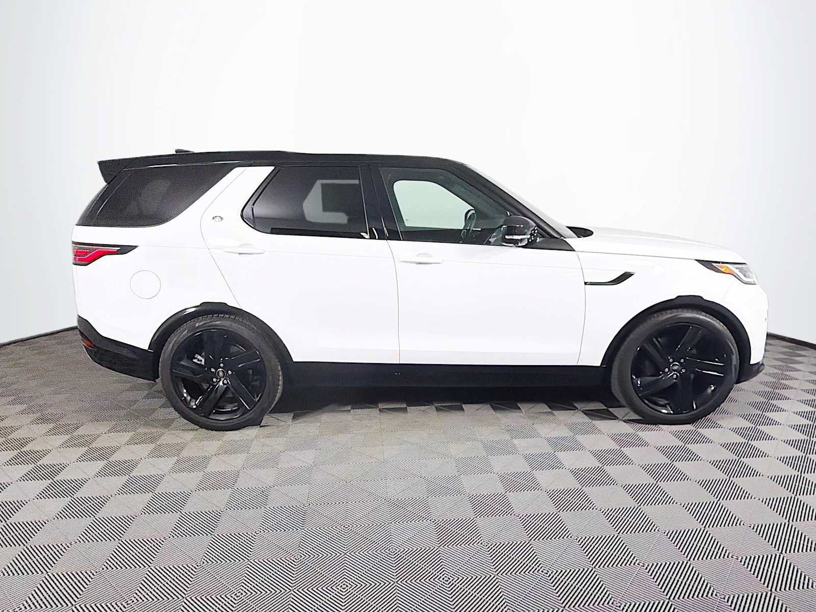 Used 2025 Land Rover Discovery Dynamic SE AWD/4WD image 4