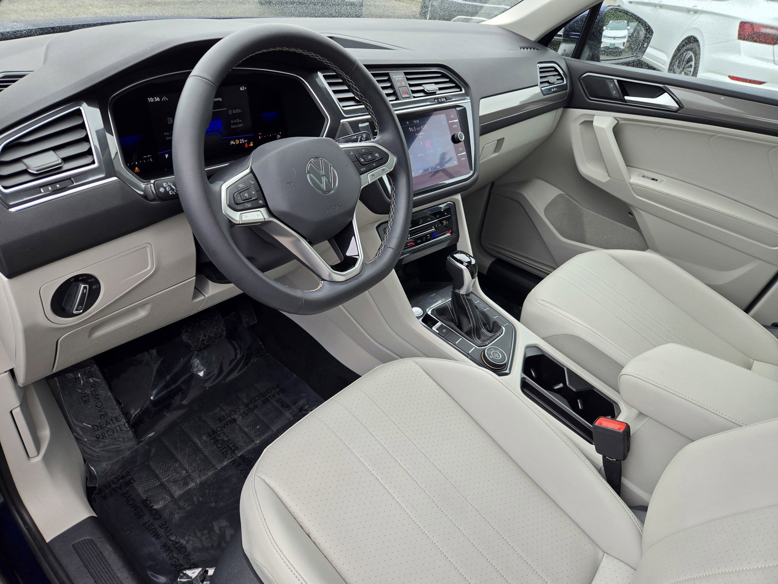 Used 2022 Volkswagen Tiguan SE w/ Panoramic Sunroof Package image 10