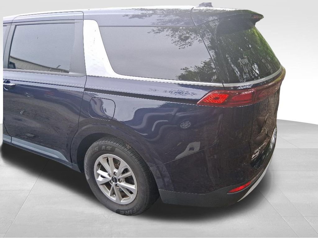 Used 2023 Kia Carnival LX FWD image 3