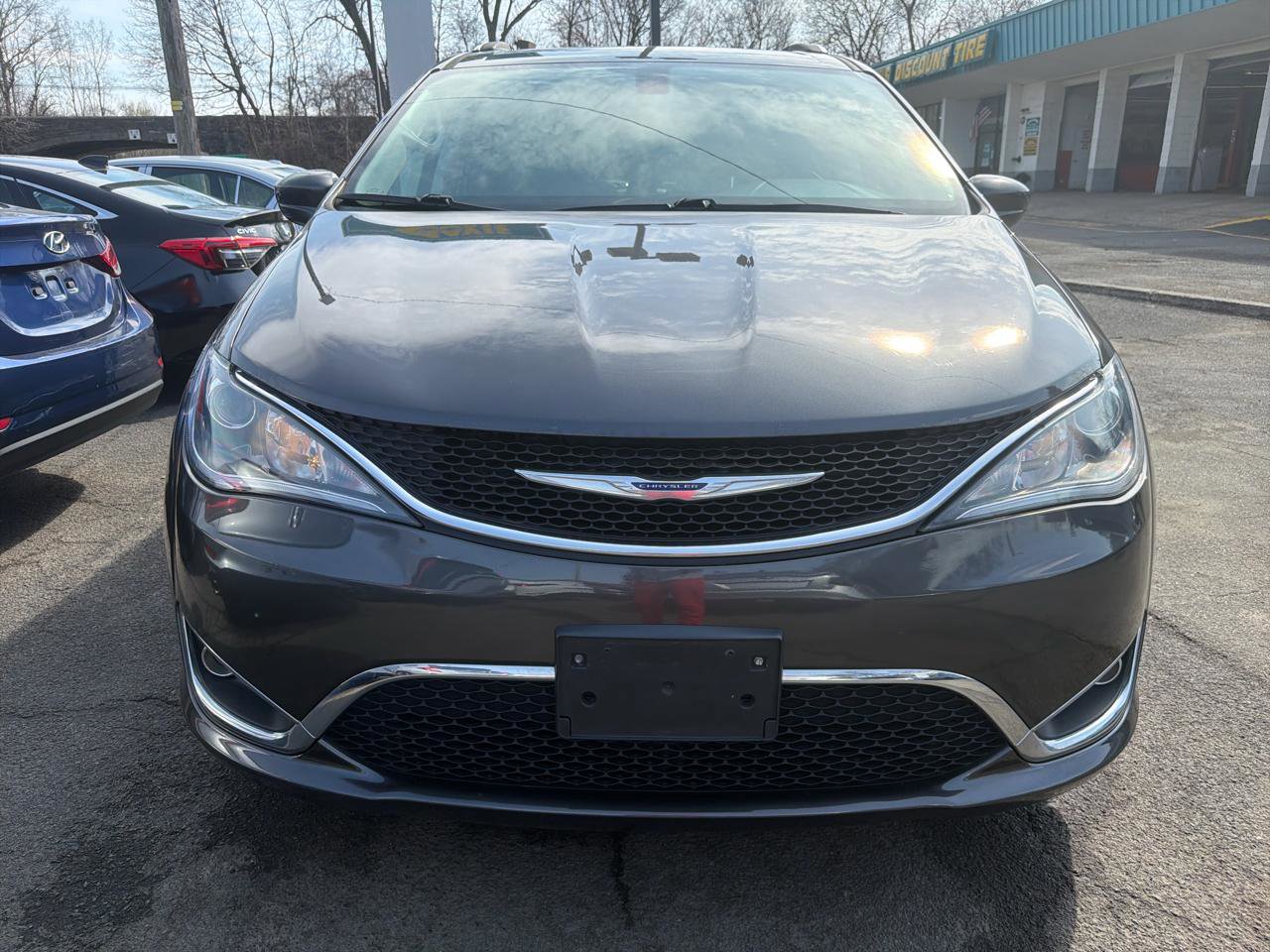 Used 2019 Chrysler Pacifica Touring-L FWD image 2