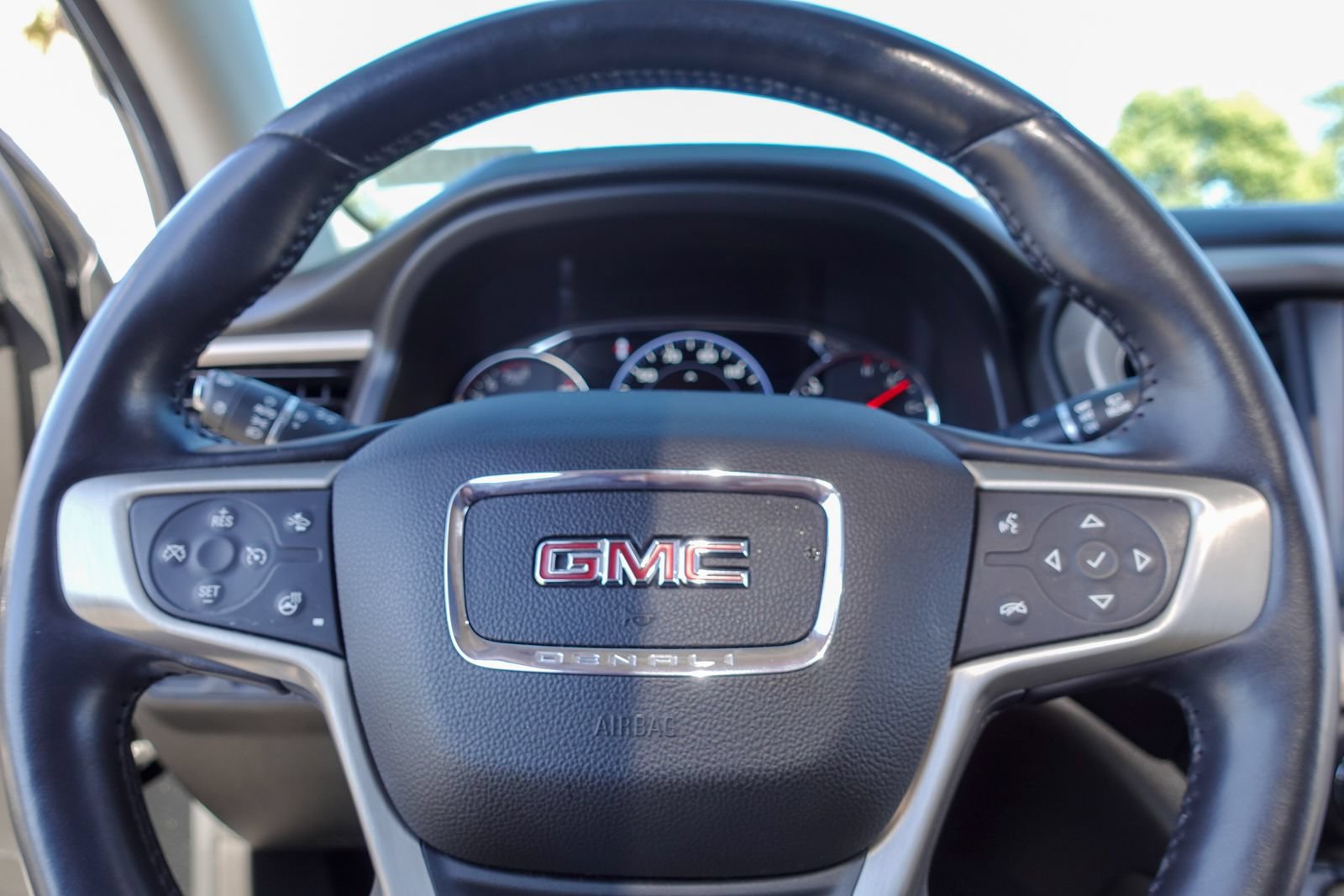 Used 2021 GMC Acadia Denali w/ Denali Ultimate Package AWD/4WD image 17