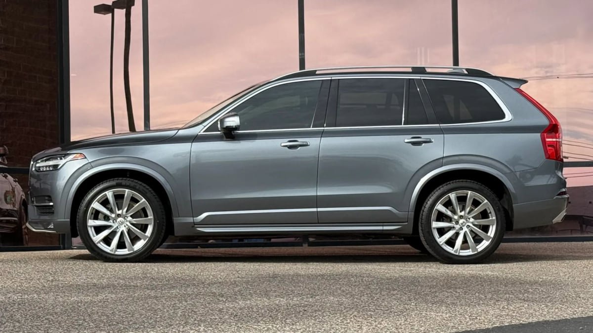 Used 2016 Volvo XC90 T6 Momentum w/ Momentum Plus Package AWD/4WD image 5