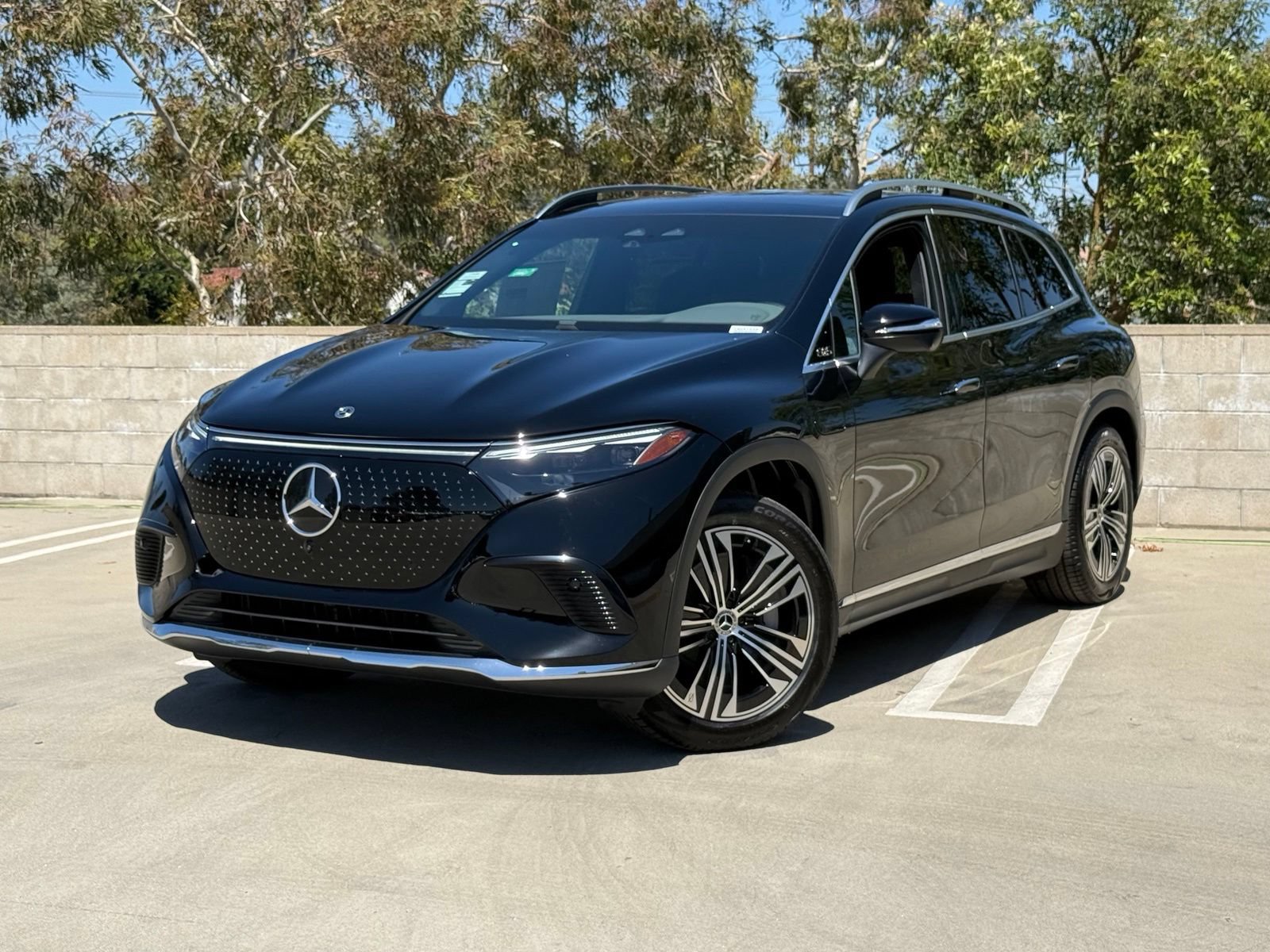 New 2026 Mercedes-Benz EQS 400 4MATIC SUV image 2