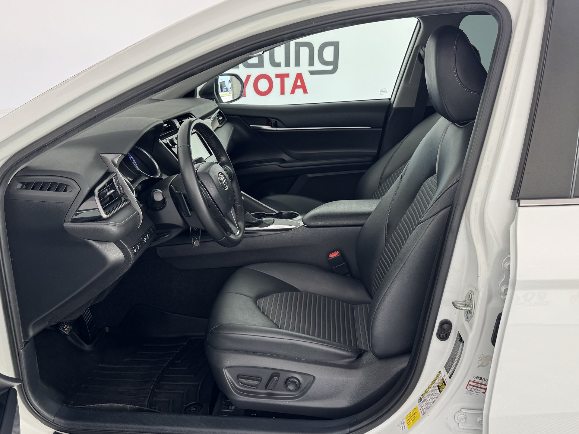 Used 2020 Toyota Camry SE FWD image 13