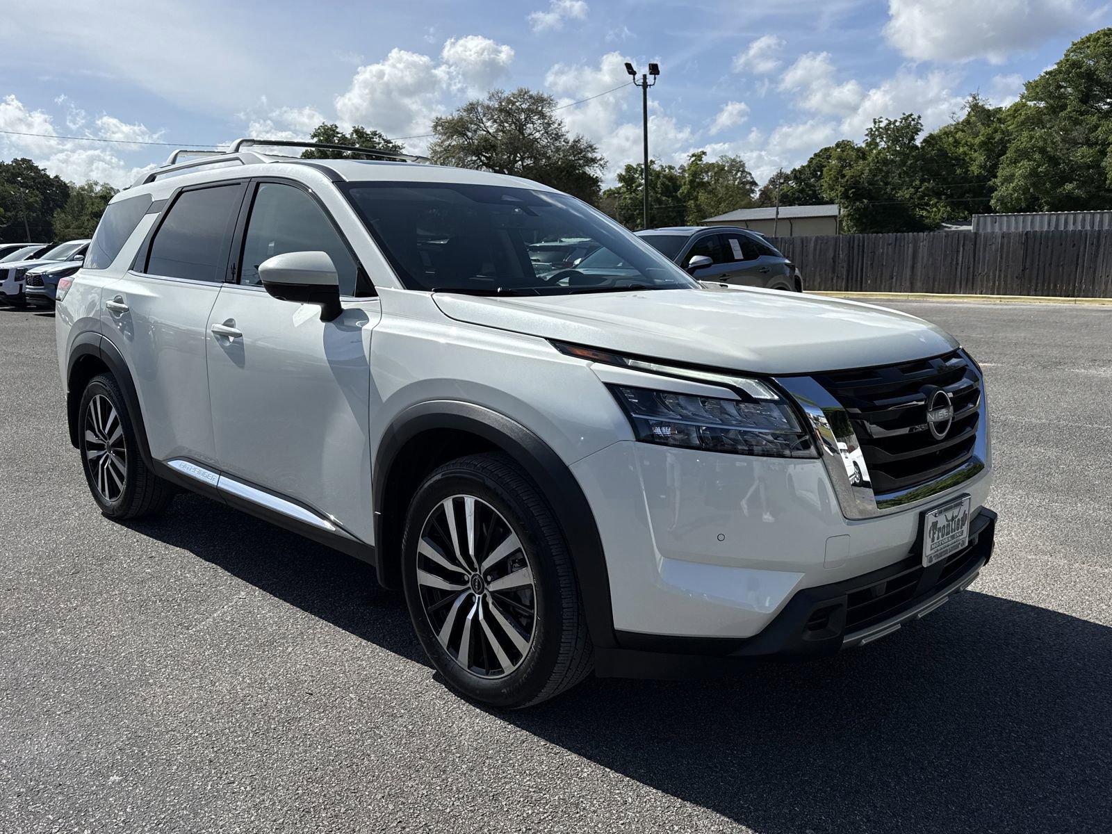 Used 2024 Nissan Pathfinder Platinum image 7