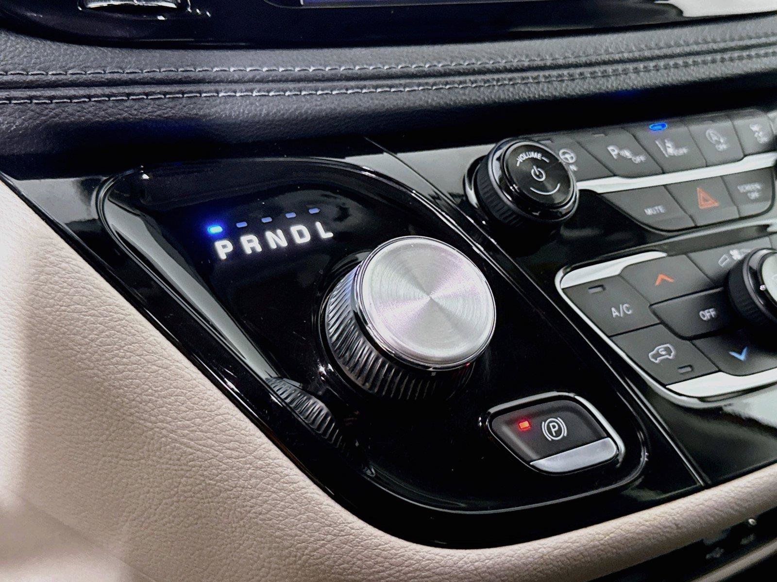 Used 2019 Chrysler Pacifica Limited w/ Advanced Safetytec Group FWD image 19