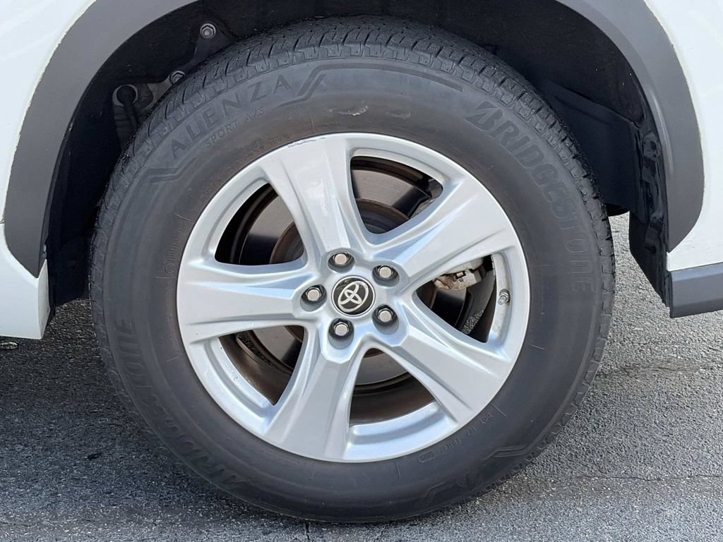 Used 2023 Toyota Highlander LE FWD image 12