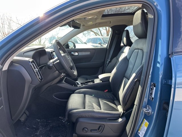 Certified 2023 Volvo XC40 B5 Plus image 17