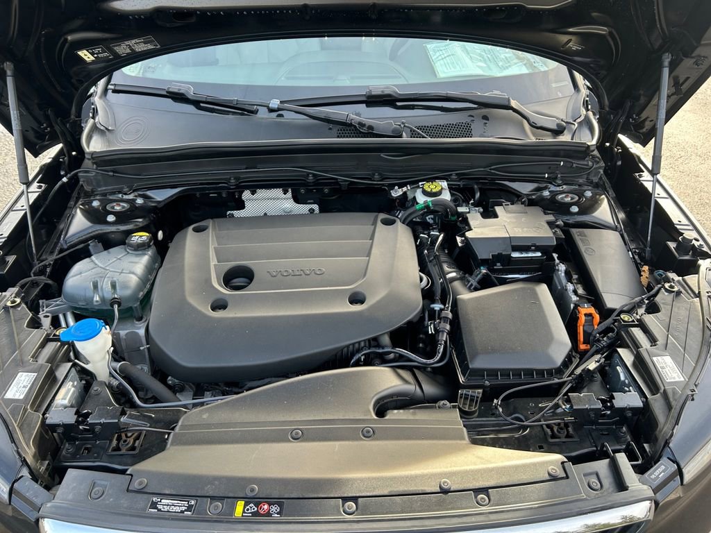 Used 2023 Volvo XC40 B5 Plus image 29