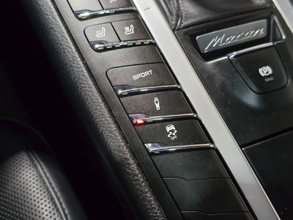 Used 2017 Porsche Macan Turbo image 19