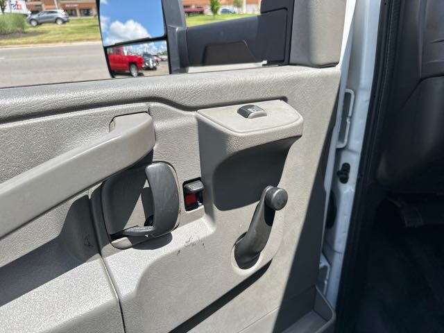 Used 2016 GMC Savana 3500 Extended RWD image 9
