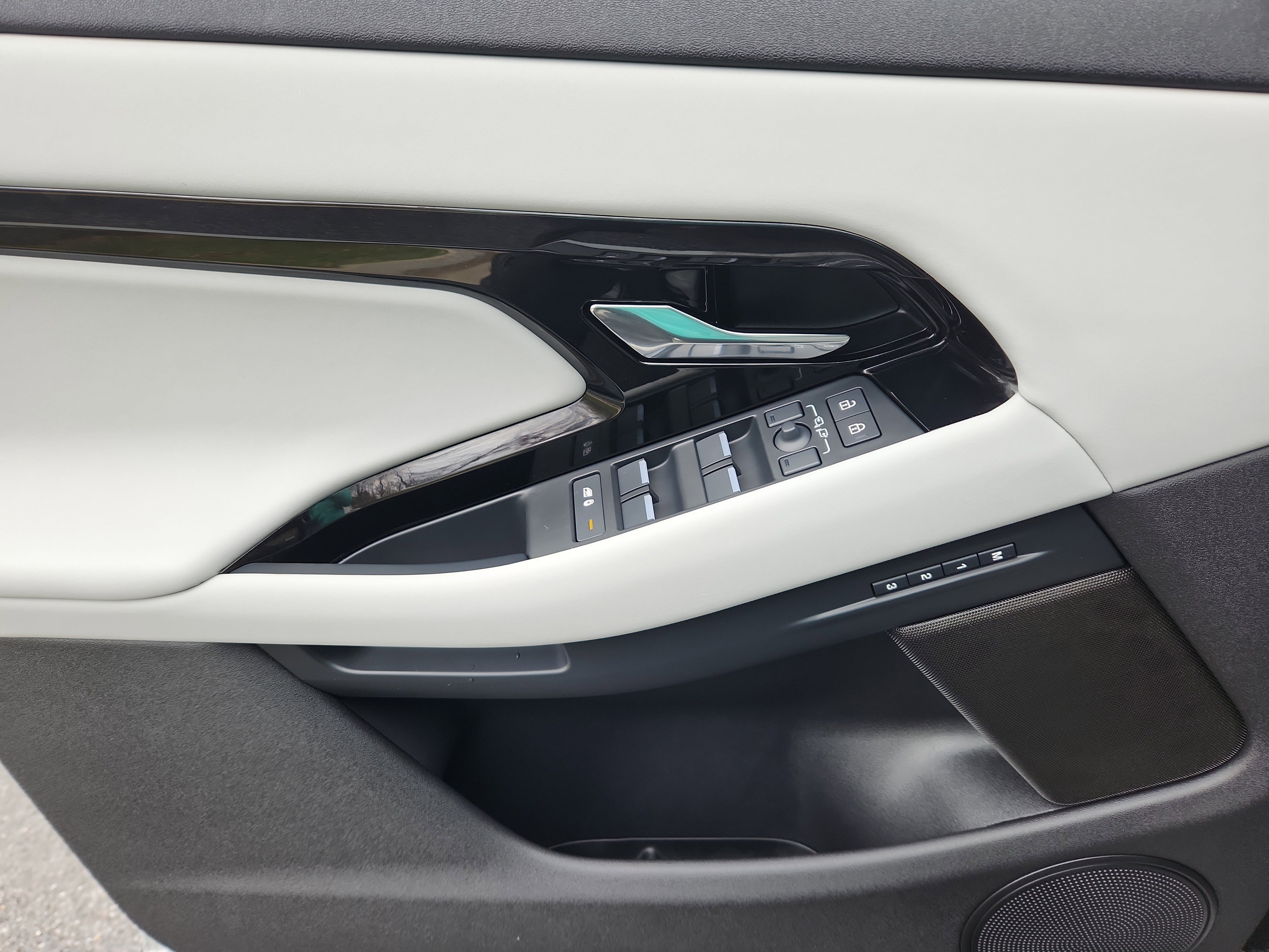 Certified 2026 Land Rover Range Rover Evoque S image 25