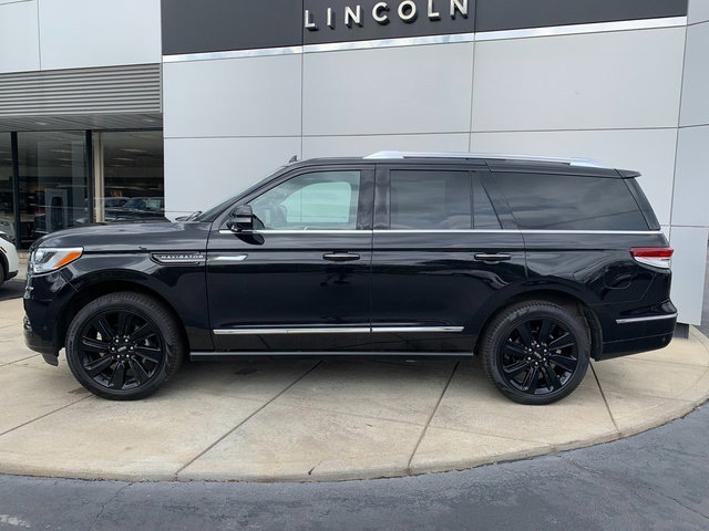 Certified 2024 Lincoln Navigator Reserve AWD/4WD image 2