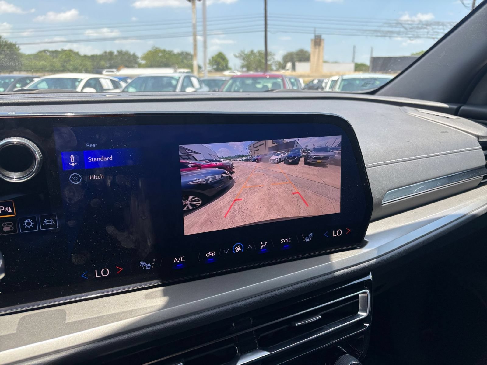 Used 2025 Chevrolet Traverse LT FWD image 27