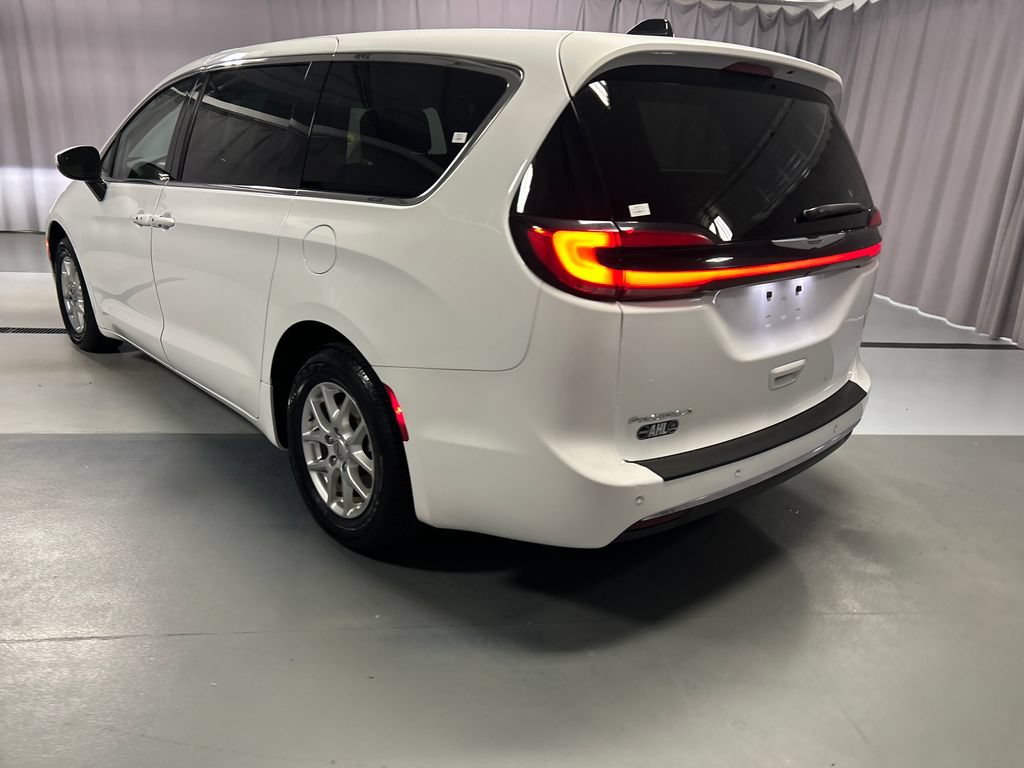 Used 2023 Chrysler Pacifica Touring-L FWD image 5