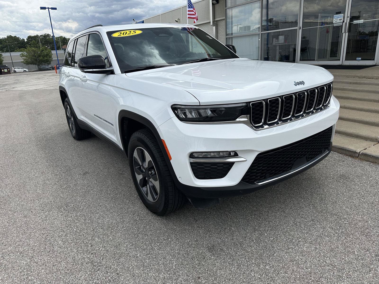 Used 2025 Jeep Grand Cherokee Limited 4xe w/ Luxury Tech Group II AWD/4WD image 3