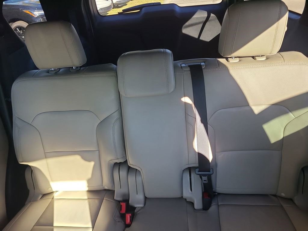 Used 2018 Ford Explorer XLT w/ Equipment Group 202A image 5